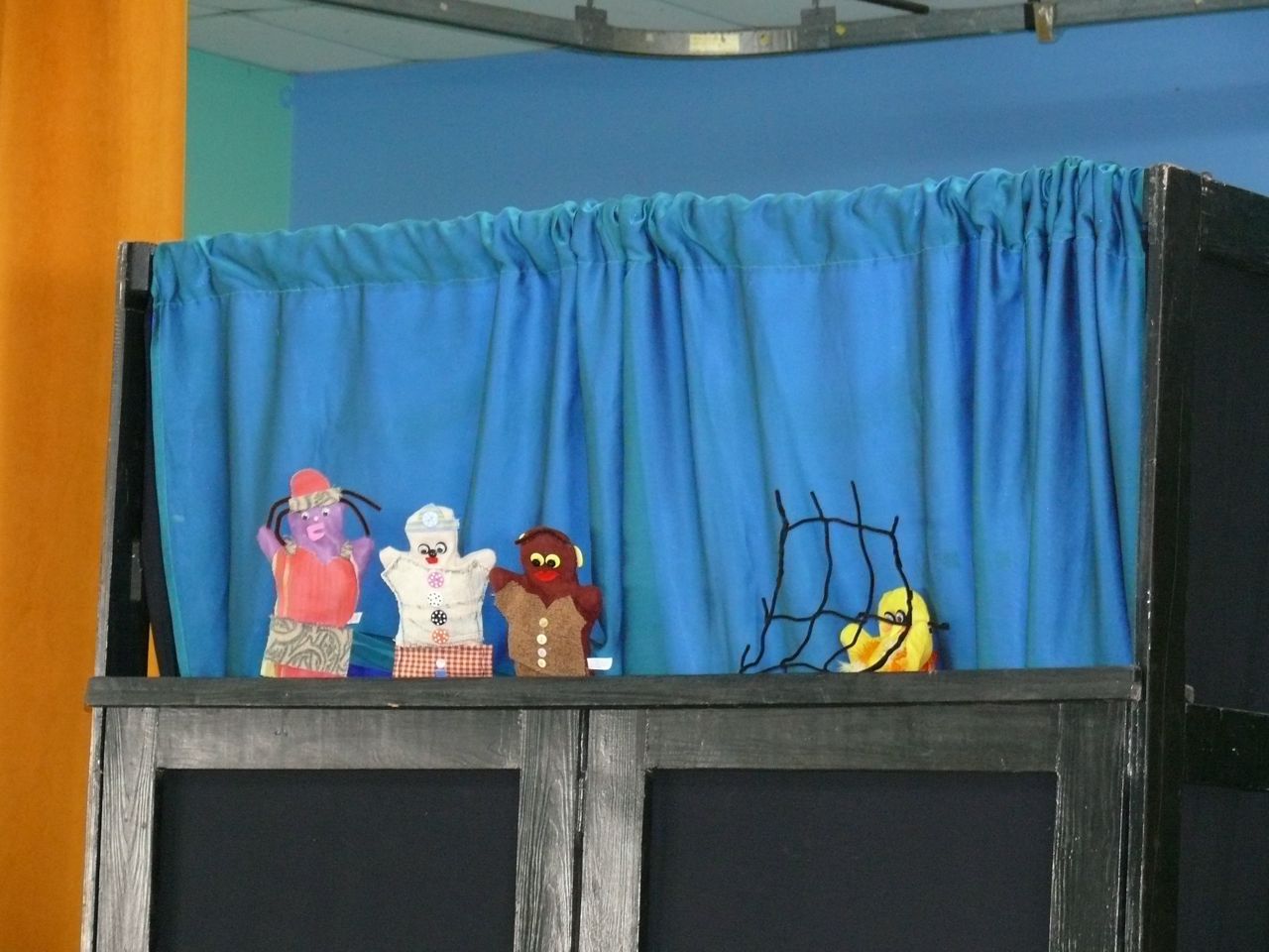 Student Puppeteers Teach Kindness To Animals